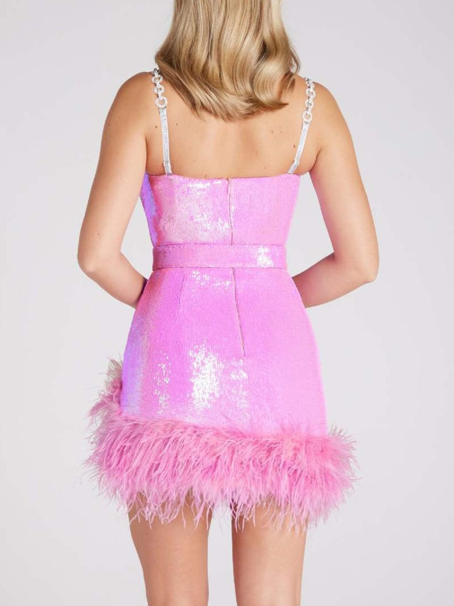 Onbely robe courte géométrique brillante paillette plumes dos nu à fines brides encolure dégagée taille marquée mode bal de promo vacances
