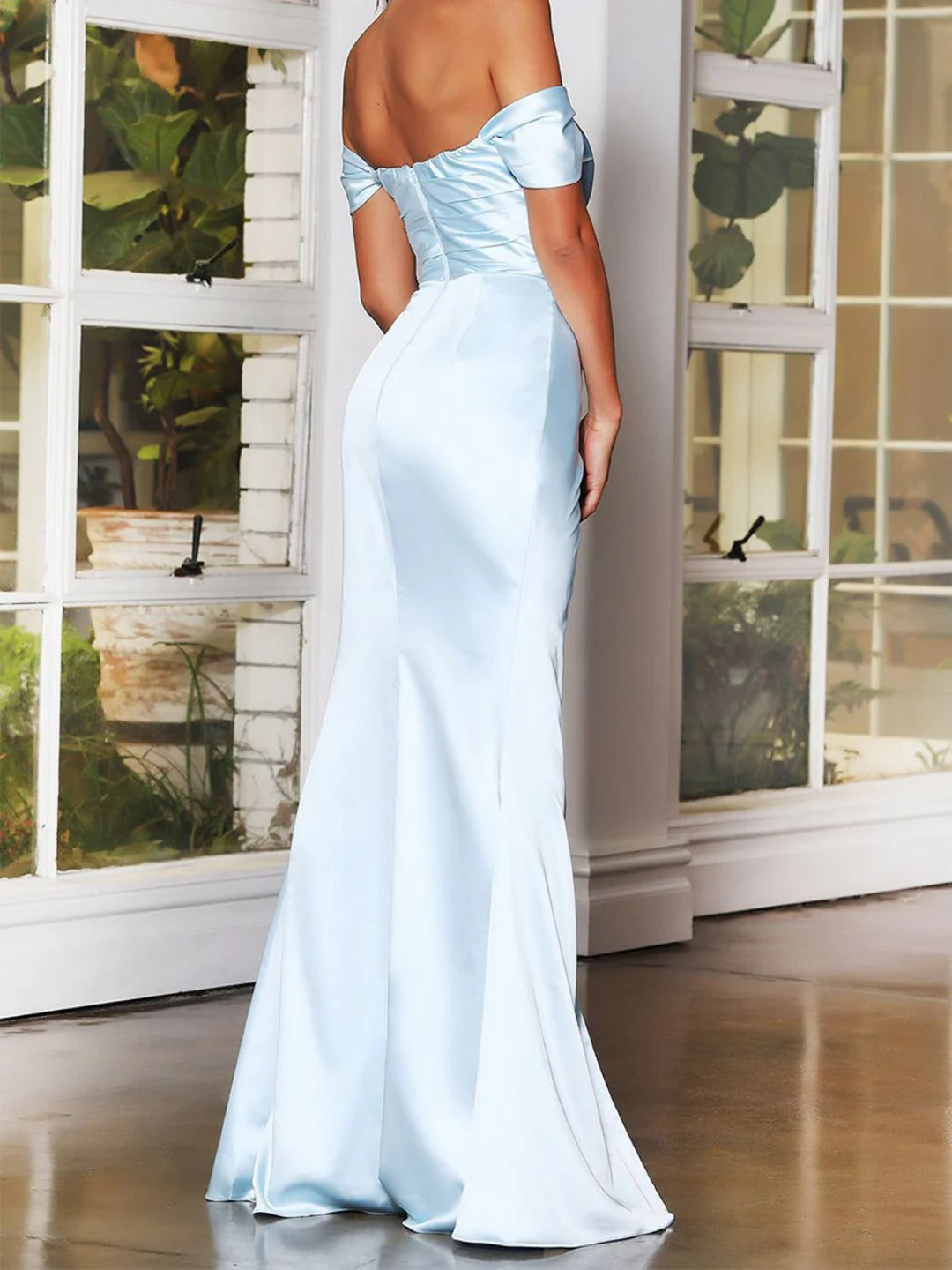 Onbely robe de soirée longue satin moulante unicolore fendu le côté col bateau