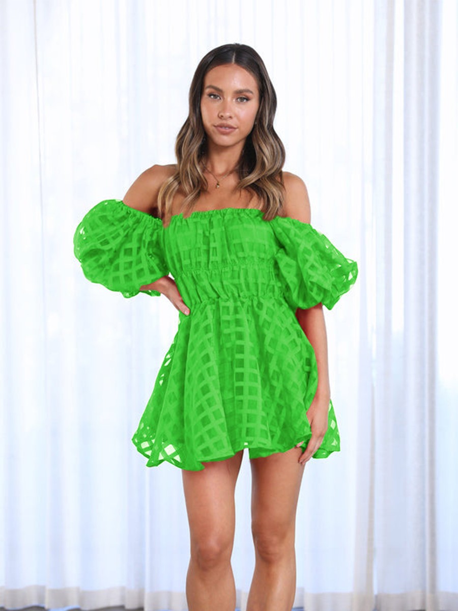 Onbely robe courte unicolore épaules dénudées col bateau manches