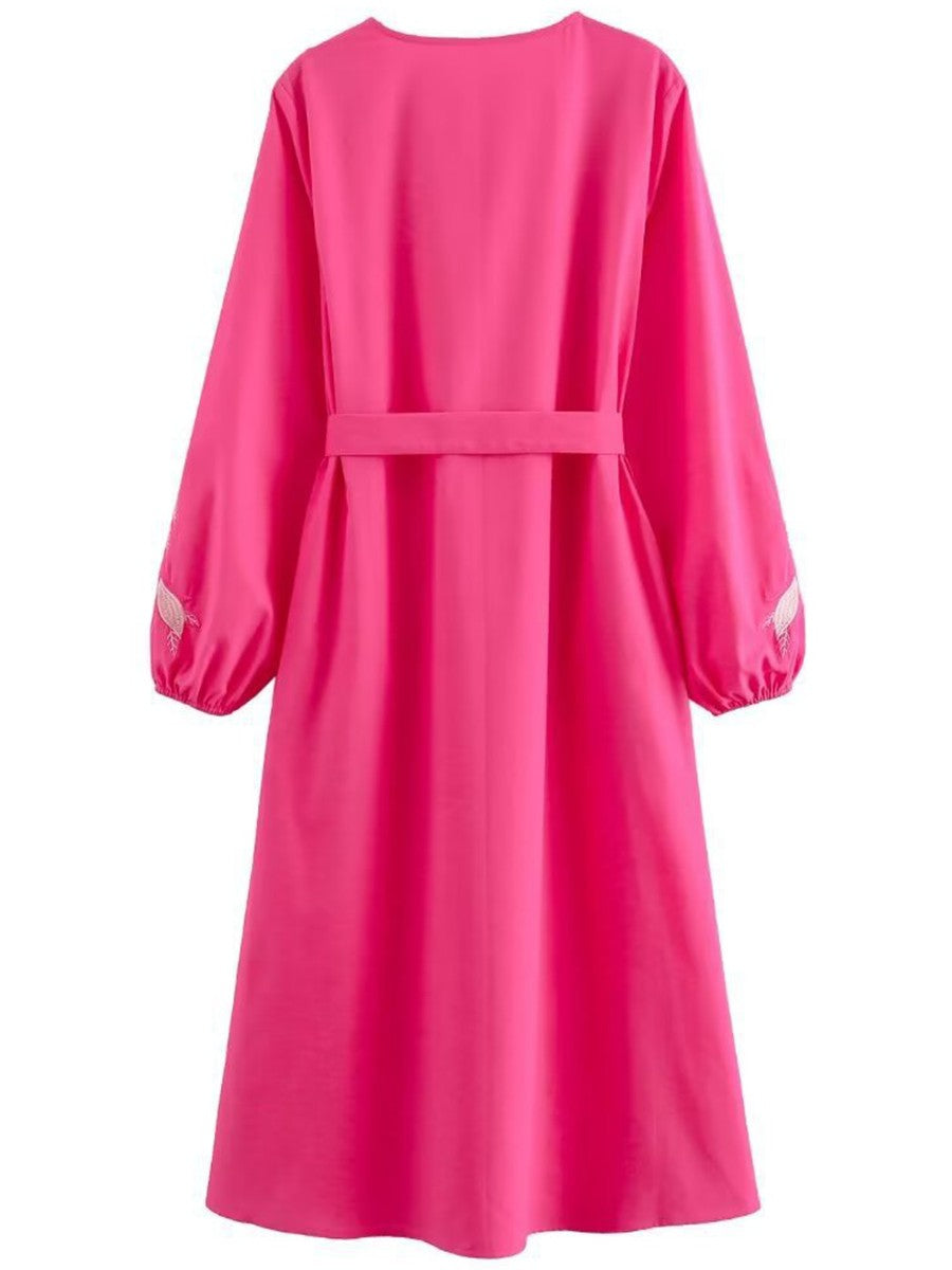 Onbely mi-longue robe brodée avec ceinture col en V manches longues rose framboise