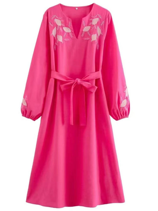 Onbely mi-longue robe brodée avec ceinture col en V manches longues rose framboise