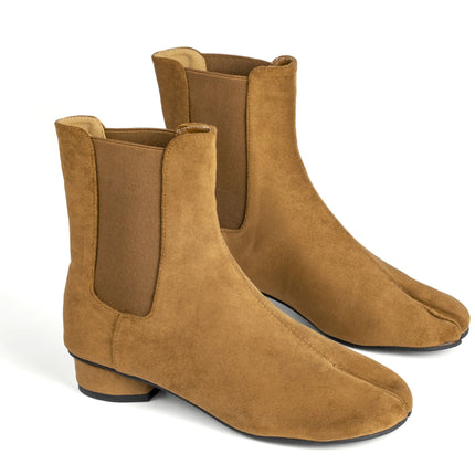 Bottines Chelsea Tabi en daim marron – Élégance moderne