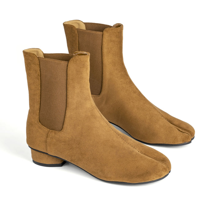 Bottines Chelsea Tabi en daim marron – Élégance moderne