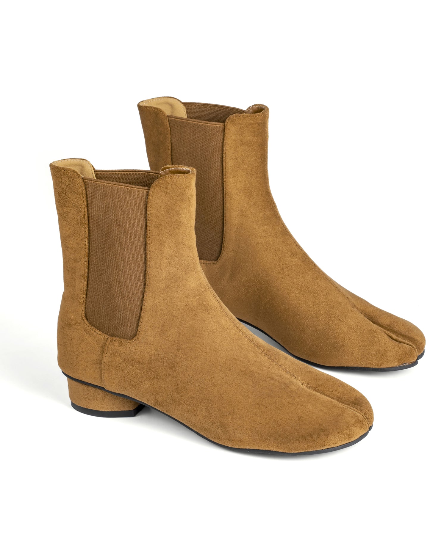 Bottines Chelsea Tabi en daim marron – Élégance moderne