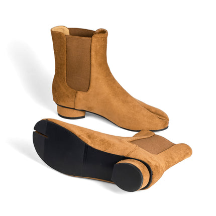 Bottines Chelsea Tabi en daim marron – Élégance moderne