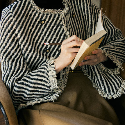 Onbely veste courte rayée en tweed avec frange et poches pour femme élégante