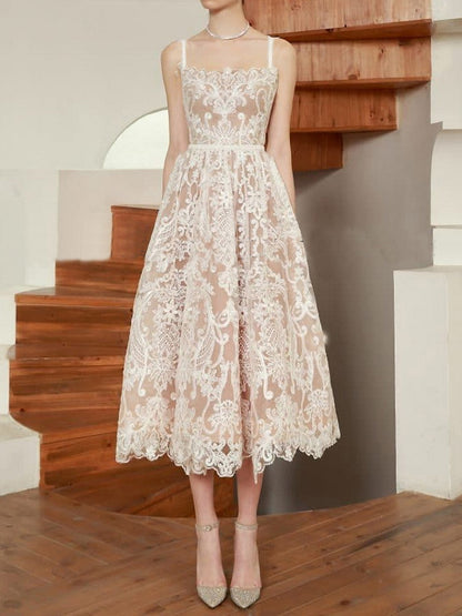 Onbely Robe de soirée mi-longue brodée avec fines brides pour un mariage
