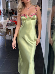 Onbely robe longue satin brodée à fines brides bal de promo vert