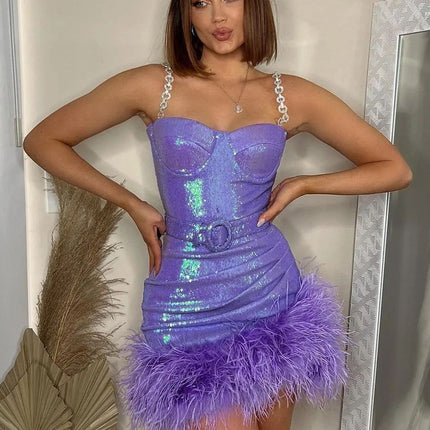 Onbely robe courte géométrique brillante paillette plumes dos nu à fines brides encolure dégagée taille marquée mode bal de promo vacances