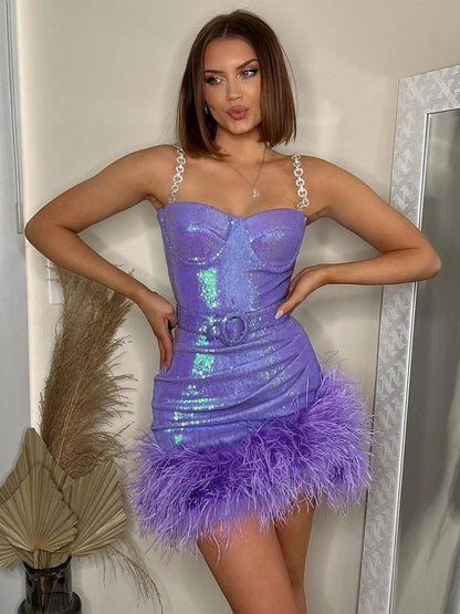 Onbely robe courte géométrique brillante paillette plumes dos nu à fines brides encolure dégagée taille marquée mode bal de promo vacances