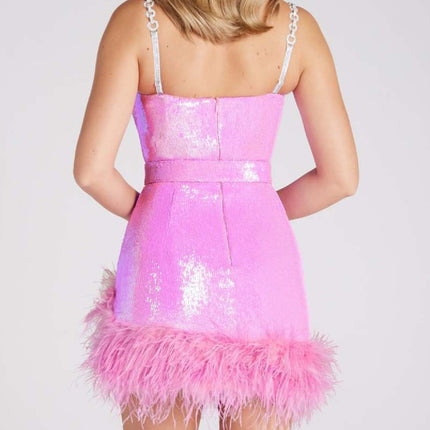 Onbely robe courte géométrique brillante paillette plumes dos nu à fines brides encolure dégagée taille marquée mode bal de promo vacances