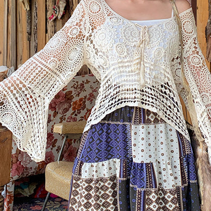 Onbely Hauts Broderie Anglaise avec Manches Trompette et Détails Strappy Style Bohème