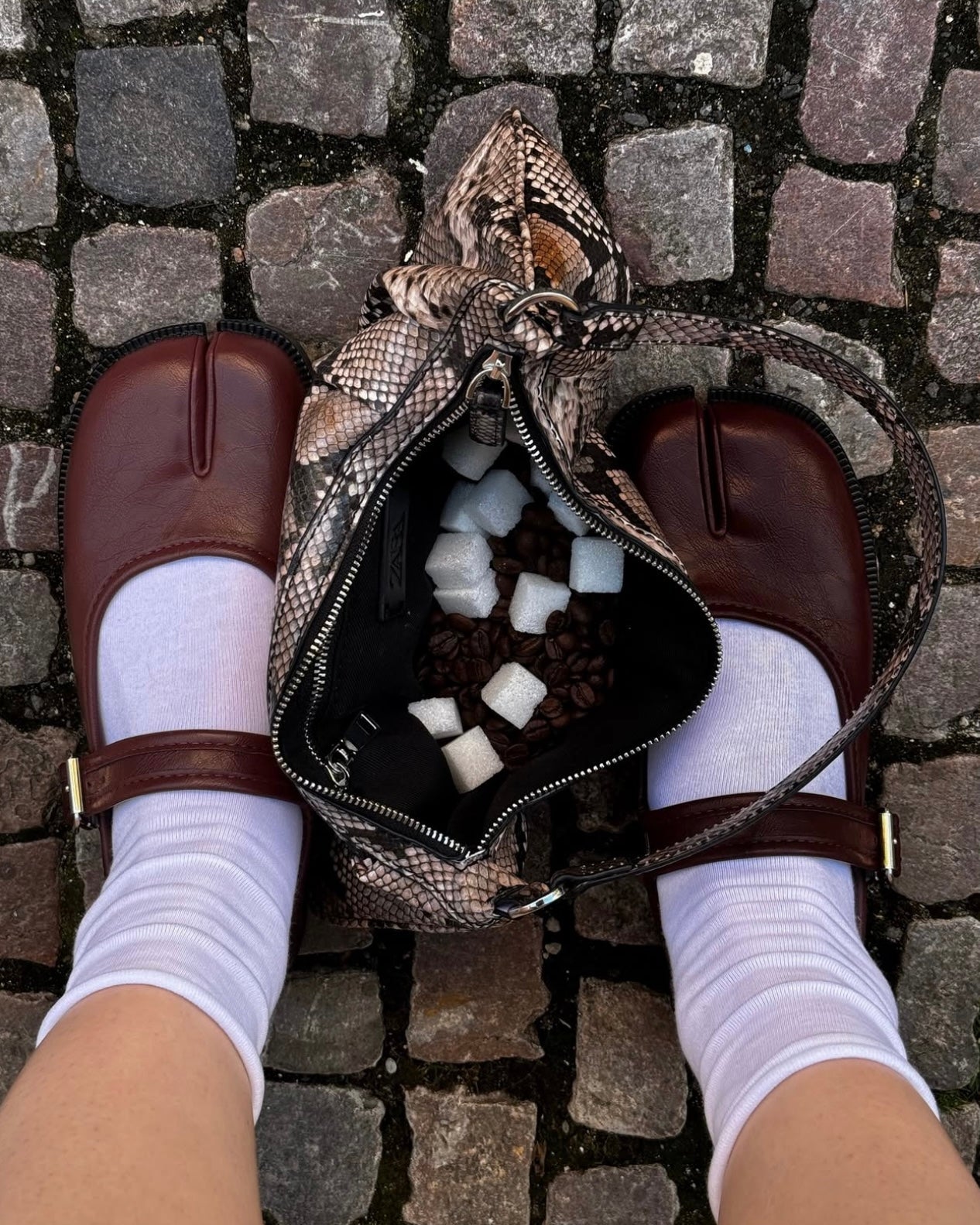 Mary Janes Tabi rouges à bride réglable