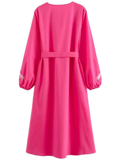 Onbely mi-longue robe brodée avec ceinture col en V manches longues rose framboise