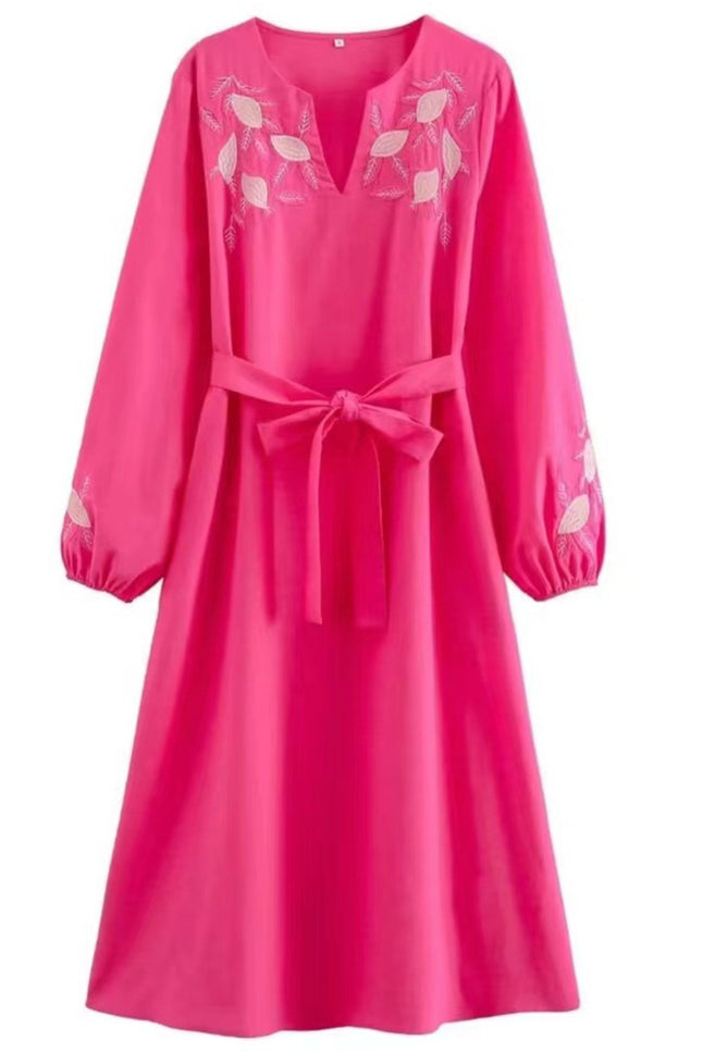 Onbely mi-longue robe brodée avec ceinture col en V manches longues rose framboise