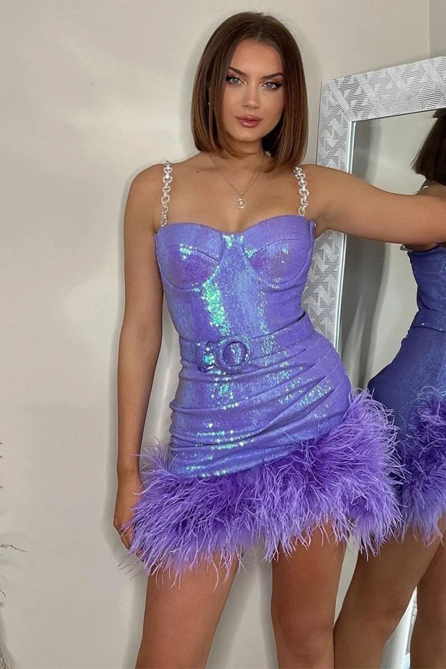 Onbely robe courte géométrique brillante paillette plumes dos nu à fines brides encolure dégagée taille marquée mode bal de promo vacances