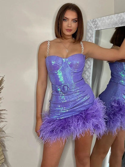 Onbely robe courte géométrique brillante paillette plumes dos nu à fines brides encolure dégagée taille marquée mode bal de promo vacances