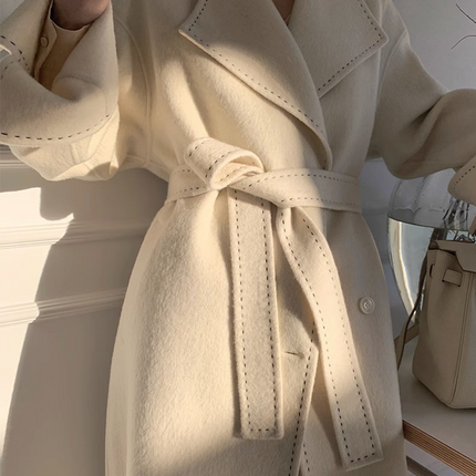 Onbely manteau en laine liseré contrastant avec ceinture élégant